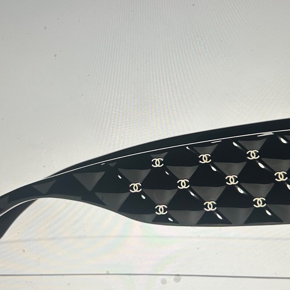 New Authenic CHANEL OVERSIZED SUNGLASSES - Picture 6 of 6